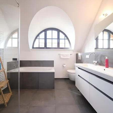Reetland Am - Luxusplus Reetdachvilla Mit 4 Schlafzimmern, Aussensauna, Loungebereich Und Kamin H10 Dranske