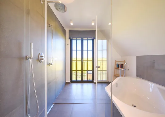 Villa Reetland Am - Luxusplus Reetdachvilla Mit 4 Schlafzimmern, Aussensauna, Loungebereich Und Kamin H10 Dranske
