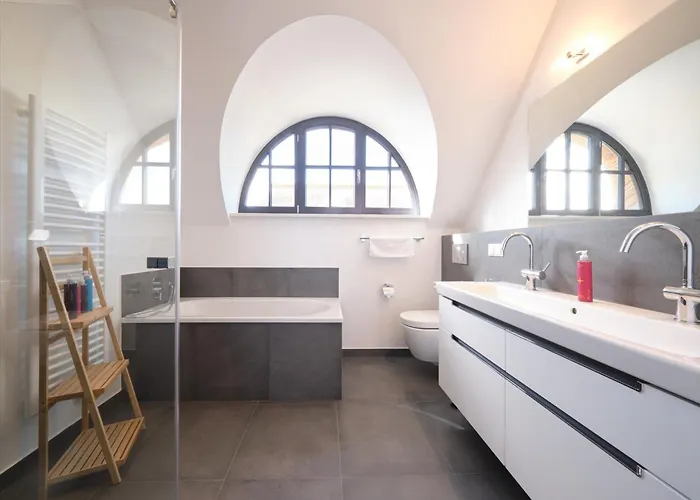 Reetland Am - Luxusplus Reetdachvilla Mit 4 Schlafzimmern, Aussensauna, Loungebereich Und Kamin H10 Dranske